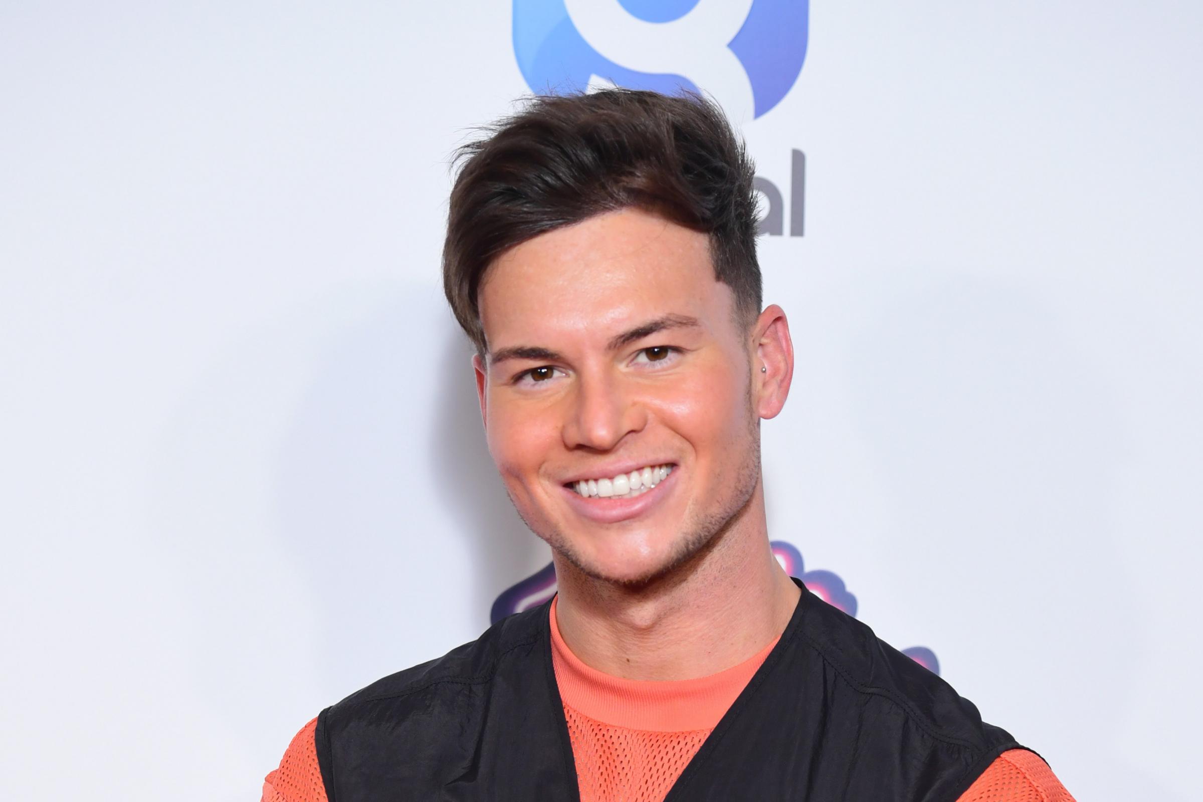 Joel Corry And Mnek Heading For Fourth Week At Top Of Uk Singles Chart Peeblesshire News - head and heart joel corry roblox id code
